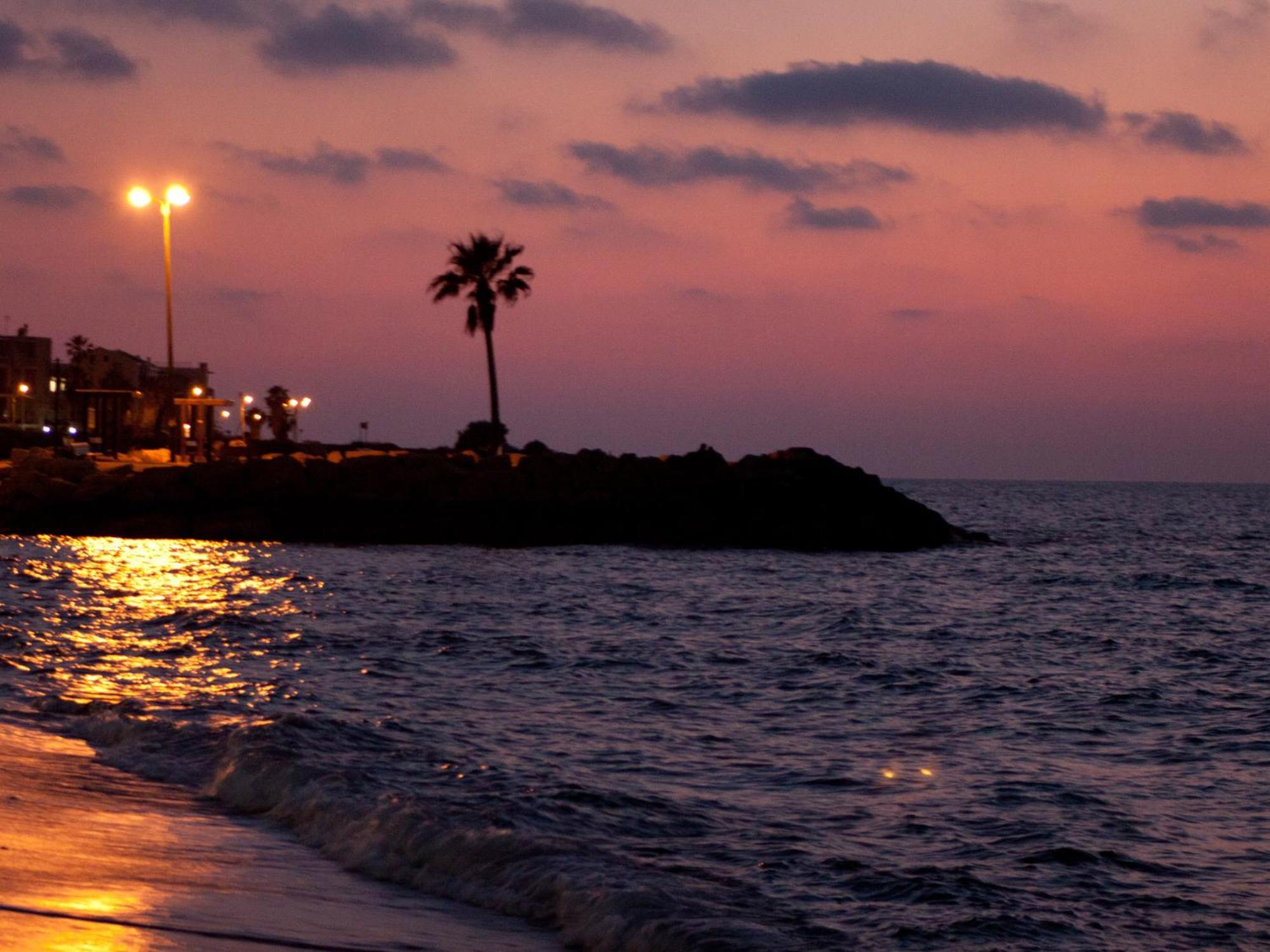 Dan Panorama Haifa Hotel Dış mekan fotoğraf Sunset at the beach