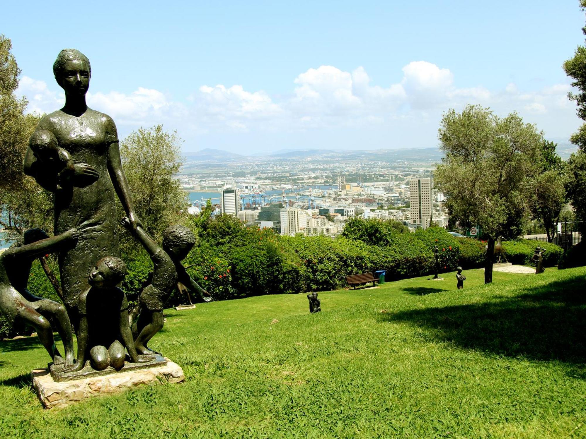 Dan Panorama Haifa Hotel Dış mekan fotoğraf The sculpture park